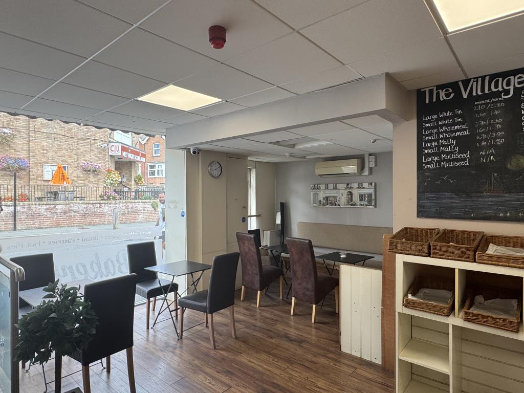 Lot: 106 - FREEHOLD TOWN CENTRE COMMERCIAL PREMISES - Seating area